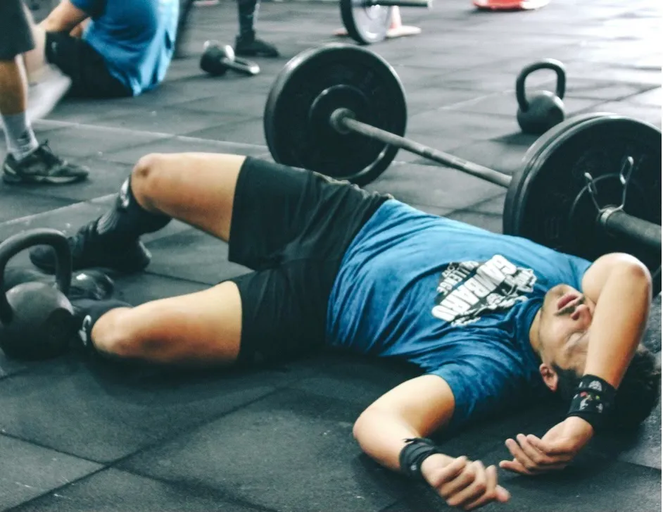 man working out in the gym making workout mistakes